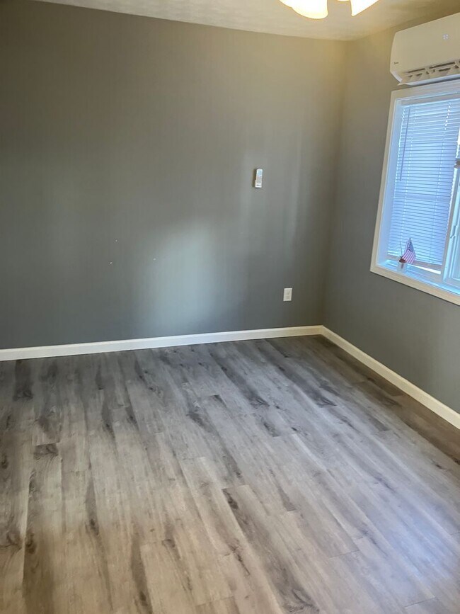 Building Photo - 701 W Walnut St