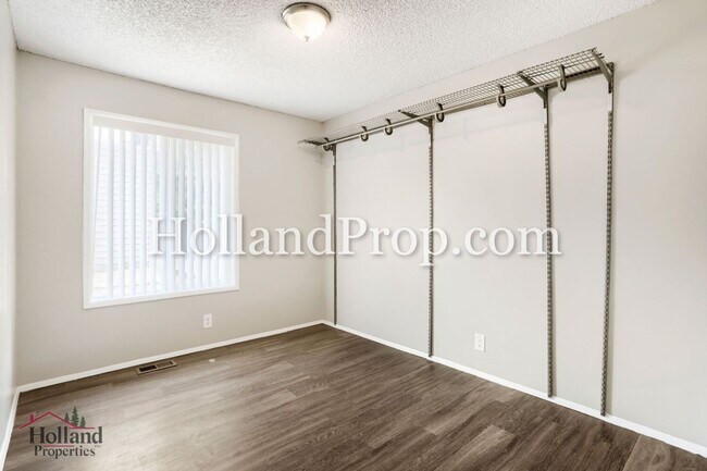 Building Photo - Charming 3-Bedroom Duplex with Fenced Yard, Fireplace & Garage Near Hwy 26!
