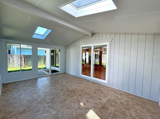 Building Photo - Lovely  3-bedroom home featuring sunroom a...