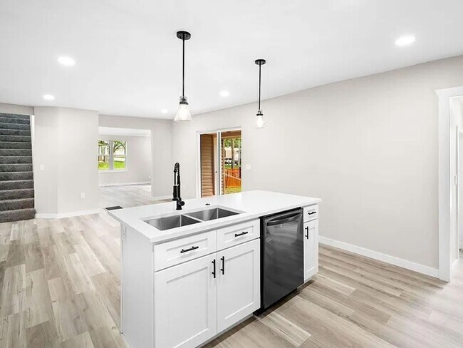 Building Photo - Perfect Family Home in Bolivar