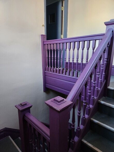 Front entrance/hallway - 111 Verbeke St