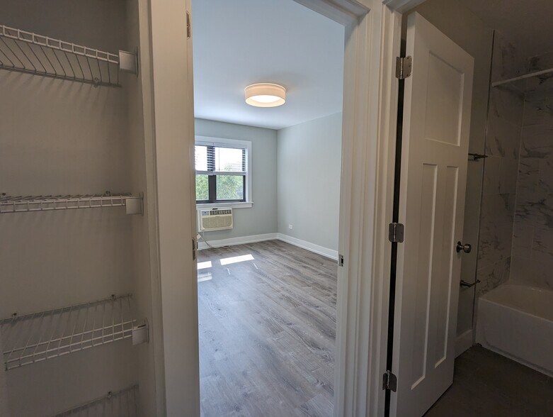 Building Photo - 456 W Barry Ave