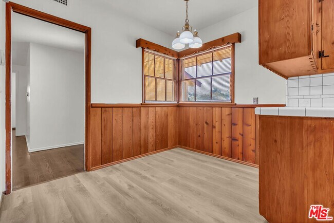 Building Photo - 9322 Lasaine Ave