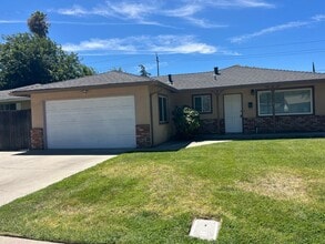 Building Photo - 4 Bed with Pool!