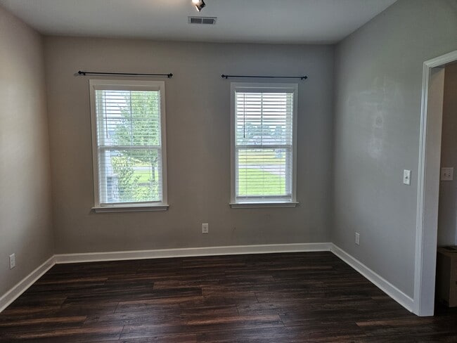 Building Photo - 105 Pinehurst Ln