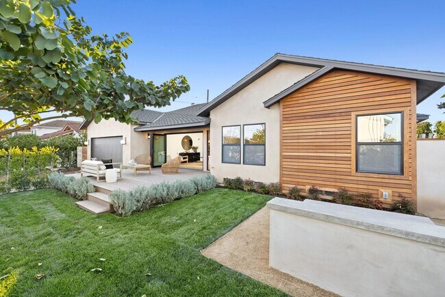 Building Photo - Eastside Gem - Fully Remodeled Modern Contemporary on Coveted Horseshoe Street