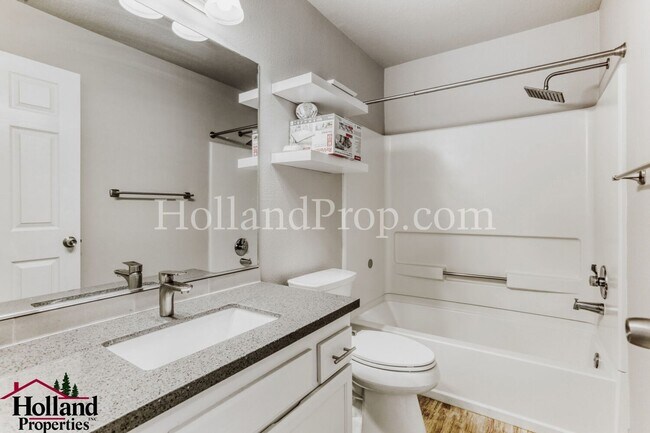 Building Photo - Beautiful 3-Level Hillsboro Townhouse in Quiet Cul-de-sac!