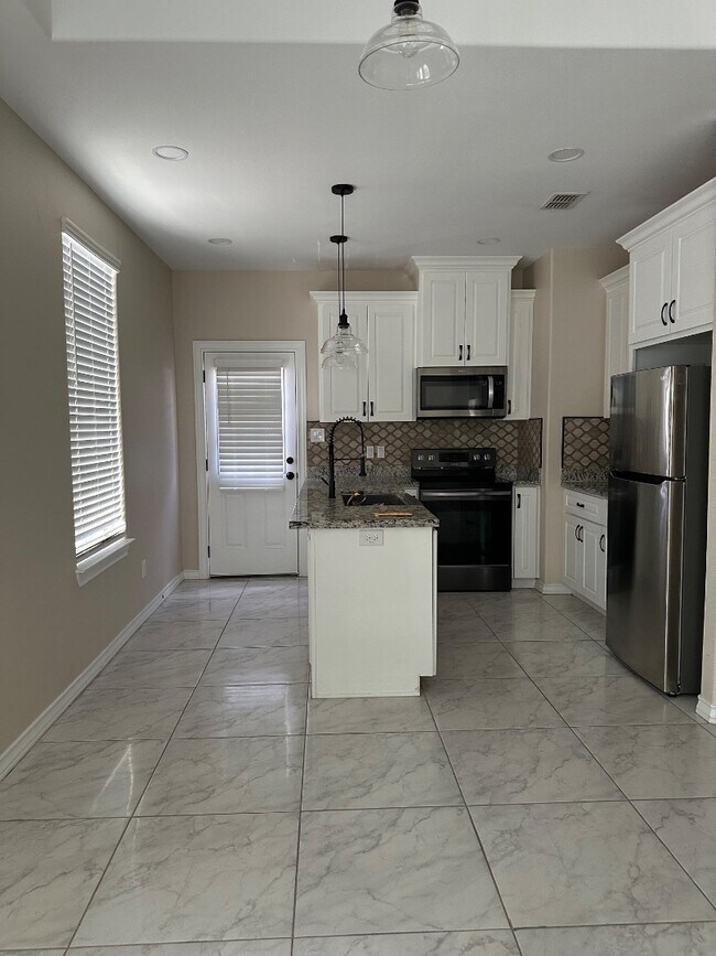 Building Photo - 216 Teak Dr