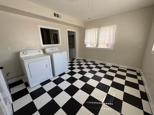 Building Photo - Beautiful 2 Story home Available coming soon!, pet friendly!