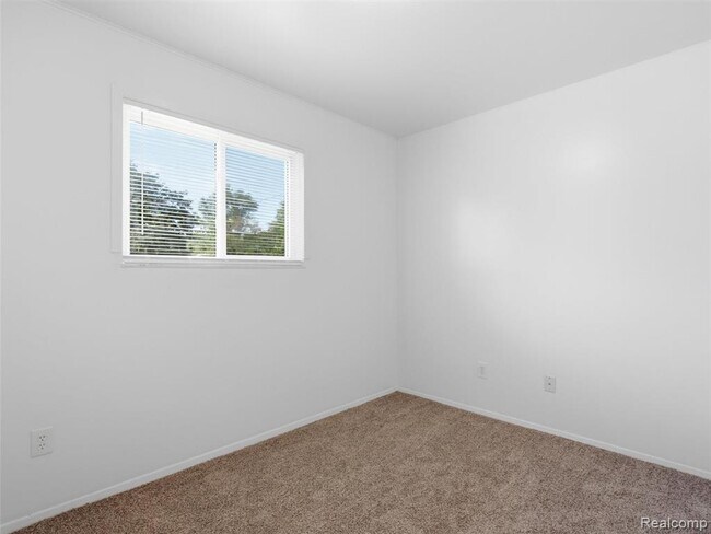 Building Photo - 1221 E Granet Ave