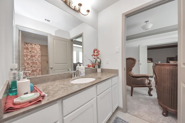 Building Photo - 1911 Sapphire Pines Ln