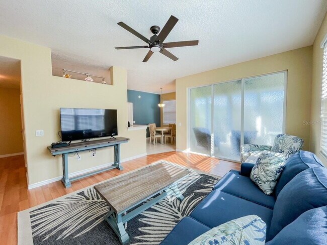 Building Photo - Beach and Downtown Venice! Furnished ground floor condo! Gorgous!