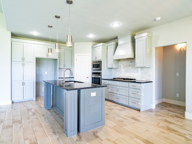 Building Photo - 1671 Sunrise Cir