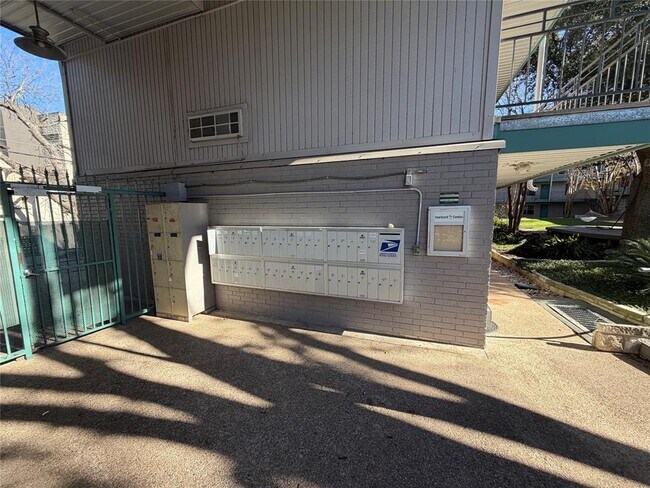 Building Photo - 300 Crockett St