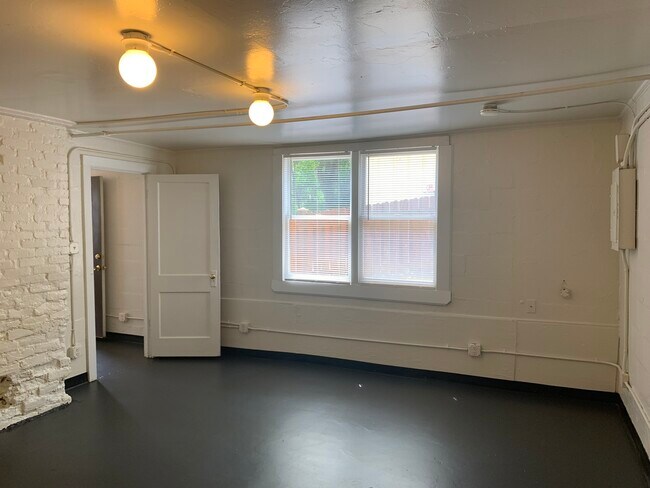 Building Photo - 558 Pulaski St