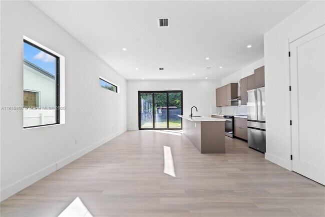 Building Photo - 740 NW 24th Ct