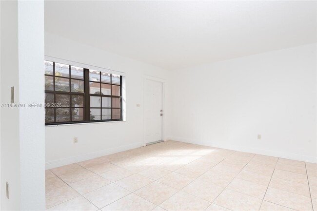 Building Photo - 2617 SW 32nd Ct