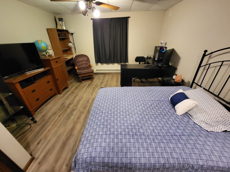 Third bedroom in lower level - 8460 Red Oak Dr