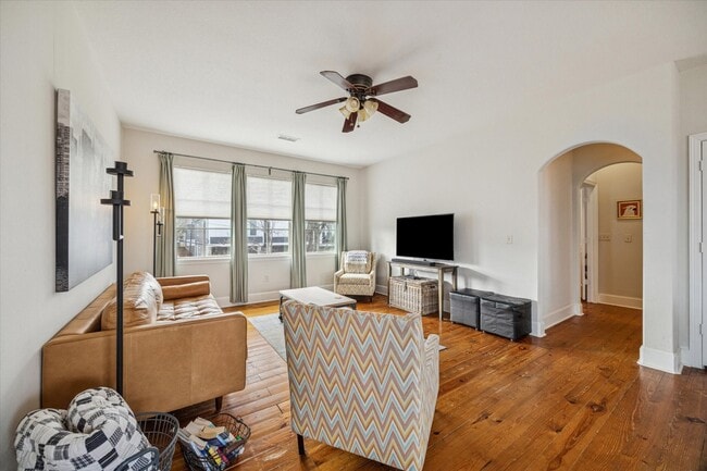 Building Photo - 725 Martin St