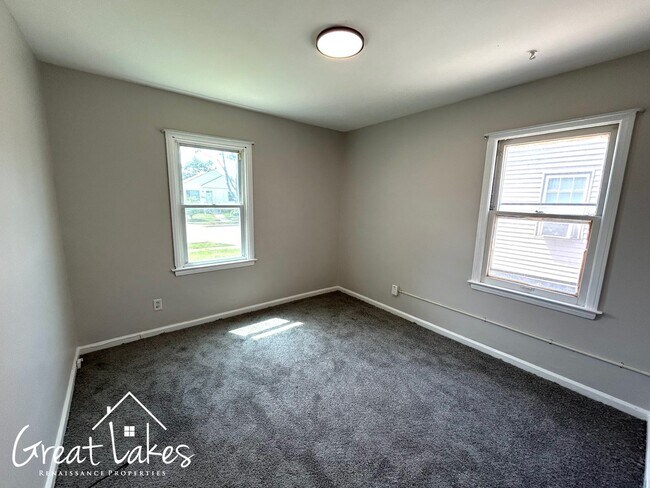 Building Photo - MOVE IN SPECIAL: $150 OFF OF YOUR MOVE-IN FEES - Cozy 2 Bedroom 1 Bathroom Bungalow now available...