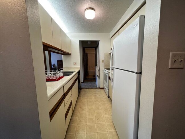 Building Photo - $1,025 | 2 Bedroom, 1 Bathroom Apartment |...