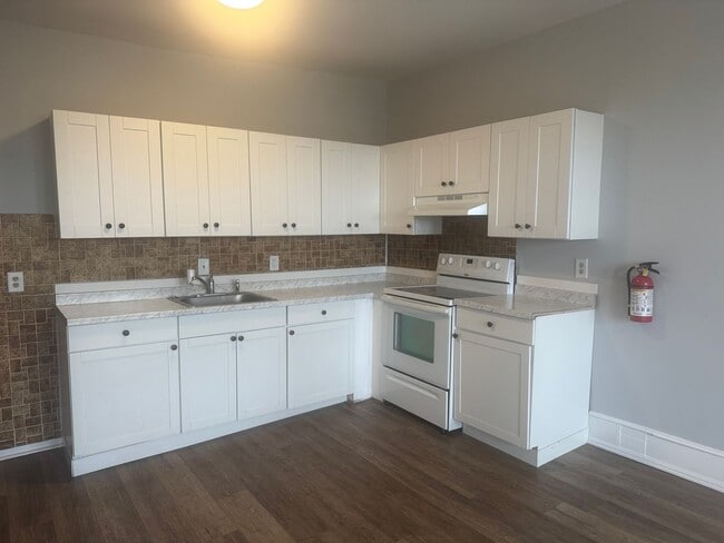 Building Photo - Recently Renovated 1 Bedroom Apartment -- ...