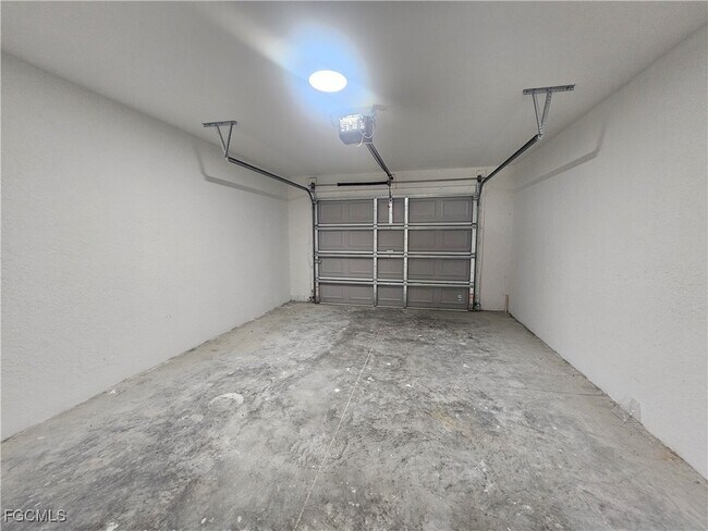 Building Photo - 874 Apartment St