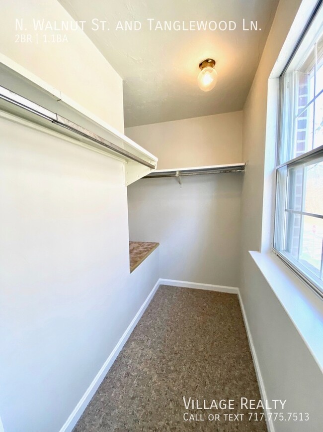 Building Photo - Spacious END-UNIT 3-BR Townhome in Dallast...