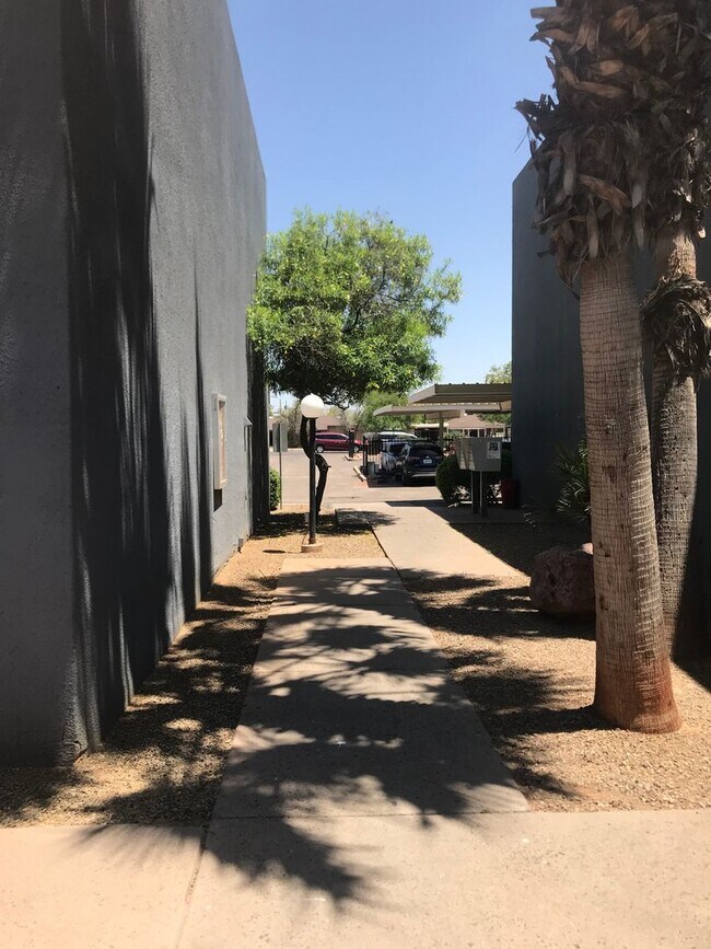 Building Photo - 1808 N 32nd St