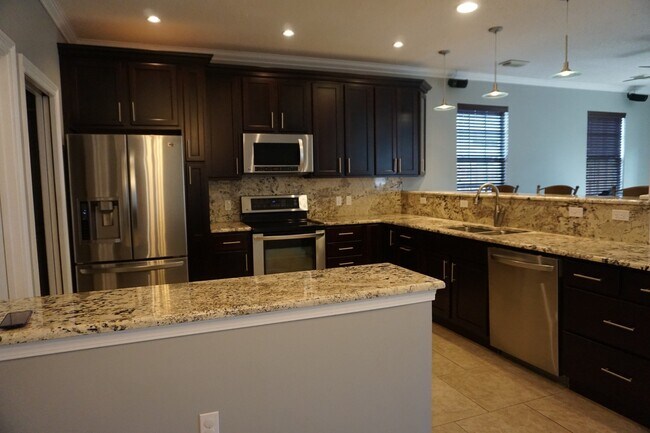 Building Photo - Beautifully Upgraded 3B/2B Unfurnished hom...