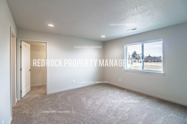 Building Photo - 325 S Woodlawn Ln