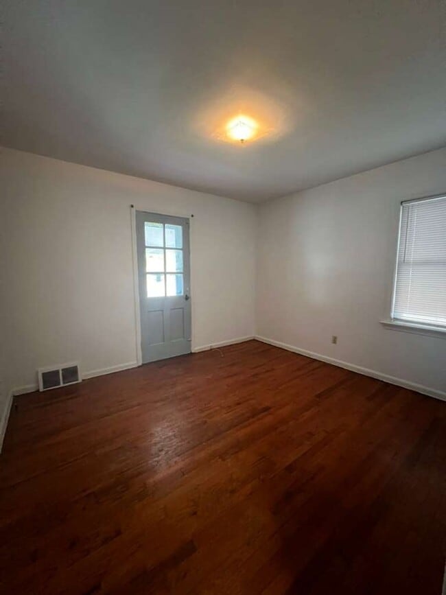 Building Photo - A Single family home with Garage in Garfie...