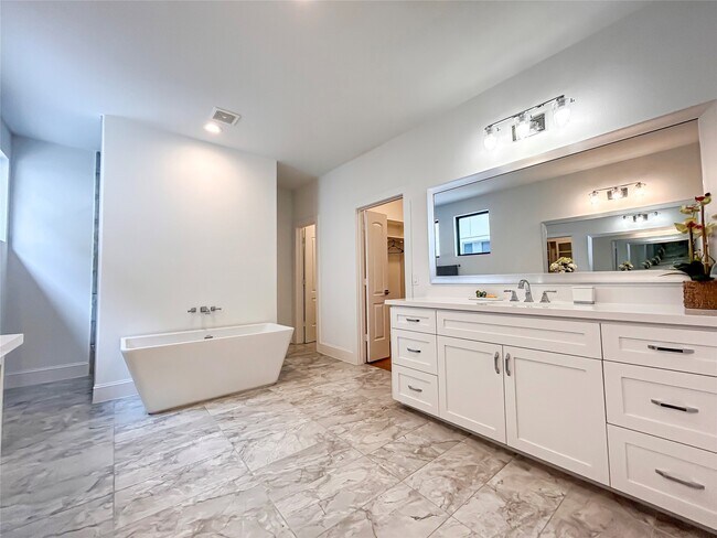 Building Photo - 1735a Moritz Dr