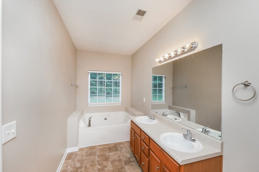 Building Photo - 229 Oakview Dr