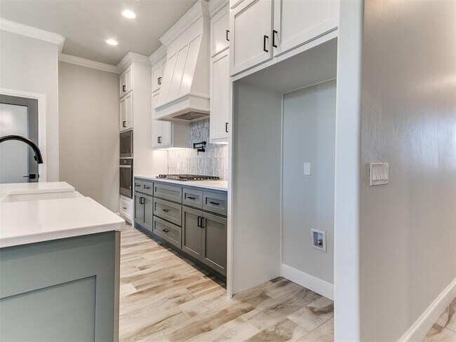 Building Photo - 4500 N Lincoln Blvd