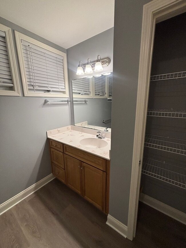 Building Photo - Charming & Spacious Three Bedroom, Two Bathroom Single Family Home