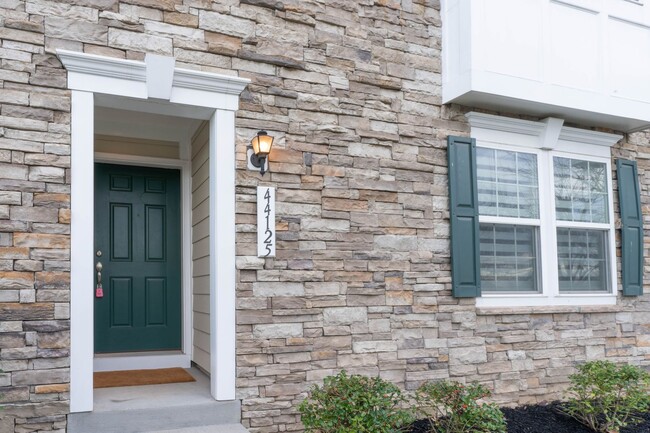 Building Photo - Eastgate Square 4 Bed 3.5 Bath Townhome