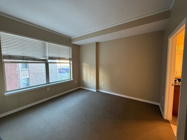 Building Photo - Cozy downtown condo