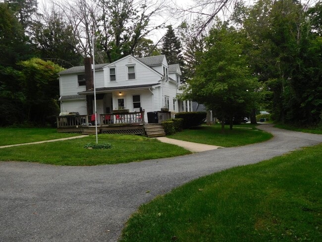 Building Photo - Two-Bedroom House