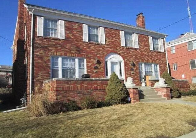 Primary Photo - Charming 3 Bedroom Duplex Close to Dining,...