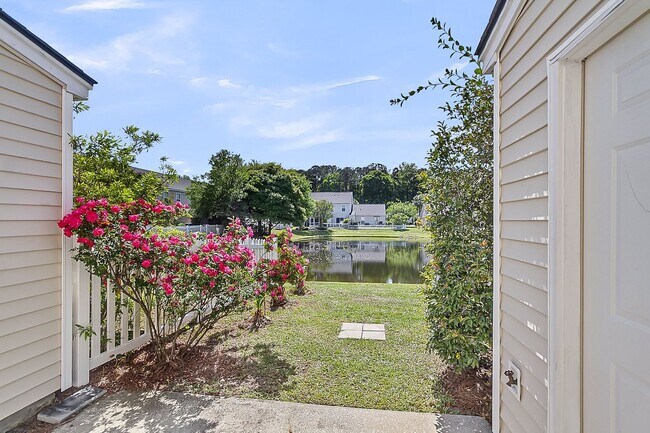 Building Photo - Easy, Modern Comfort in a Prime Charleston Location!