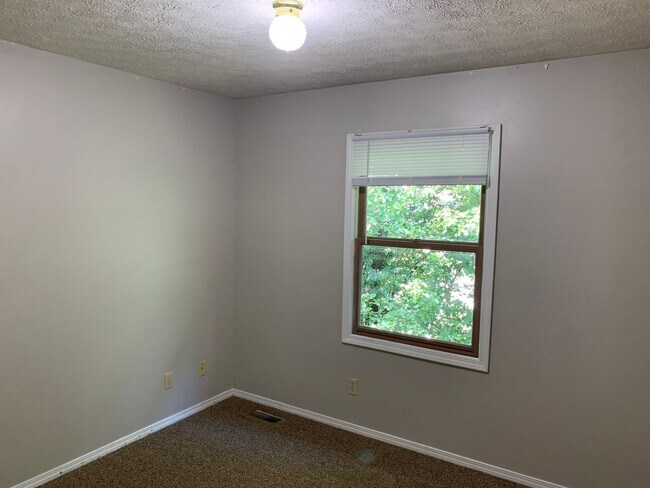 Building Photo - 3 bedroom, Spacious Townhouse: The Willows!