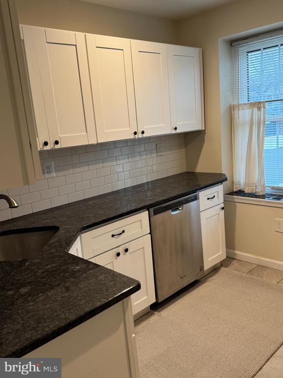 Building Photo - 204 Livingston Ct