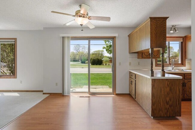 Building Photo - 1411 10th Ave E