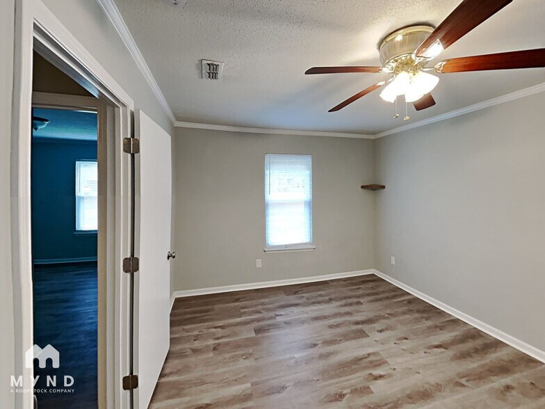 Building Photo - 6202 Blue Jay Ln