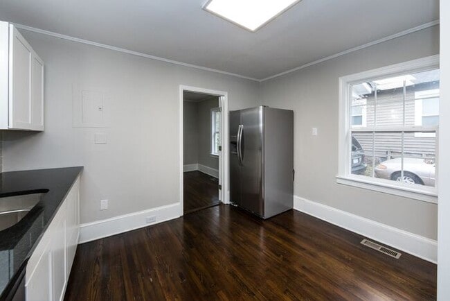 Building Photo - Recently Updated 1BA/1BA Duplex Home with ...