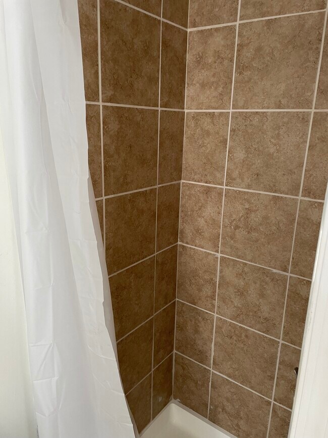 $900 APARTMENT 1F - 5321 Chestnut St