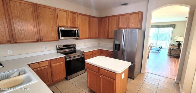Building Photo - 142 Babylon Ln
