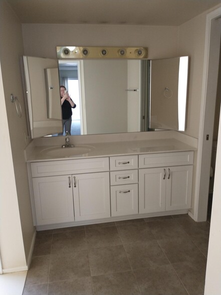 Main bathroom - 2841 N 61st Pl