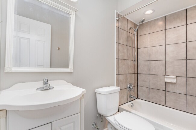 Building Photo - 355 Crestwood Ct